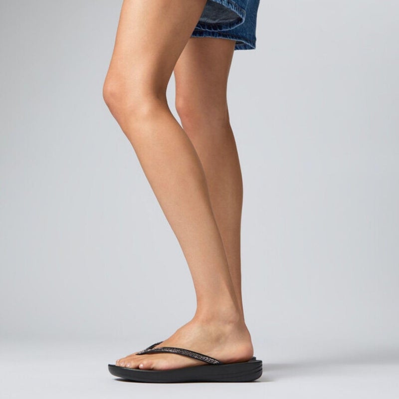 FitFlop صنادل فيت فلوب النسائية iQushion المتلألئة المريحة للمشي، خفيفة الوزن ومقاومة للماء، صنادل ثونغ مبطنة للنساء مع قاعدة غير قابلة للانزلاق ودعم للقوس، صنادل شاطئية مطاطية، سوداء، 7 أمريكي - Image 2